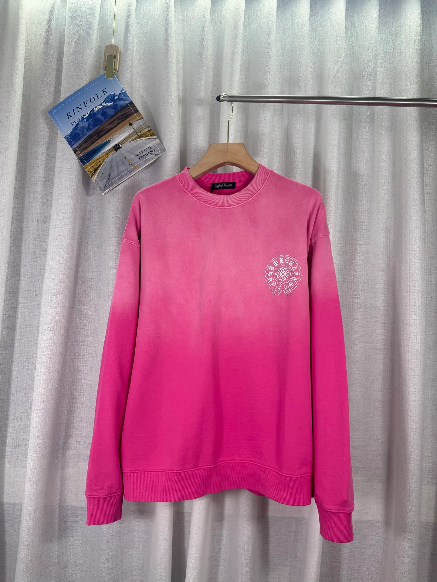 P280 top version, real shot without P, ​​different from market currency) 𝗖𝗵𝗿𝗼𝗺𝗲 𝗛𝗲𝗮𝗿𝘁𝘀/Croxin 2025 Autumn and Winter New Original Single Counter American 3D Rivets and Drill Couple Casual Sweater 👑The highest version! Customized fabric 430g tripe terry fabric! American-style pickled and distressed original fabric, laser-burned flowers, rivets and diamonds, exquisite embroidery of letters! The best-selling model in the counter, very comfortable to wear. Accessories: original molded and authenticated collar label➕100% silk wash label. Genuine purchase-grade original hangtag➕matching hanging rope➕3D hanging beads➕original packaging bag. Craftsmanship: The original version has consistent wiring! The highest version of the armhole matching technique! Color: Pink Black Green Purple Size: S M L XL Style Number: 25-363